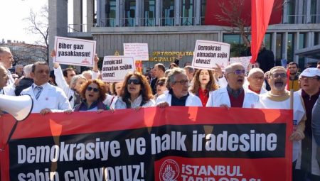 Hekimler ve Sağlık Emekçileri Beyaz Önlükleriyle Saraçhane’ye Yürüdü